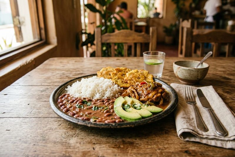 Plato criollo servido en El Fogón de Doña Tati